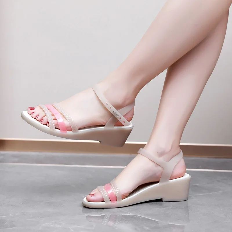 

2026 Summer New Women's Jelly Sandals Flat Bot Beach Oes Crystal Plastic Anti-slip Casual Sle Faionable Slip-On Sandals