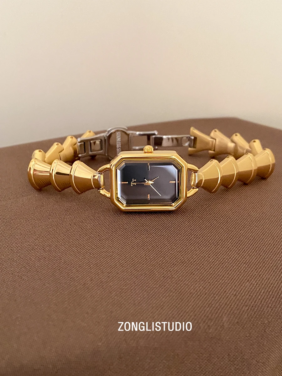 Luxury And Exquisite VintageStyle Women'S Watch SquareDesignFashionable And Unique New Women'S Wristwatch A Great Gift For Women