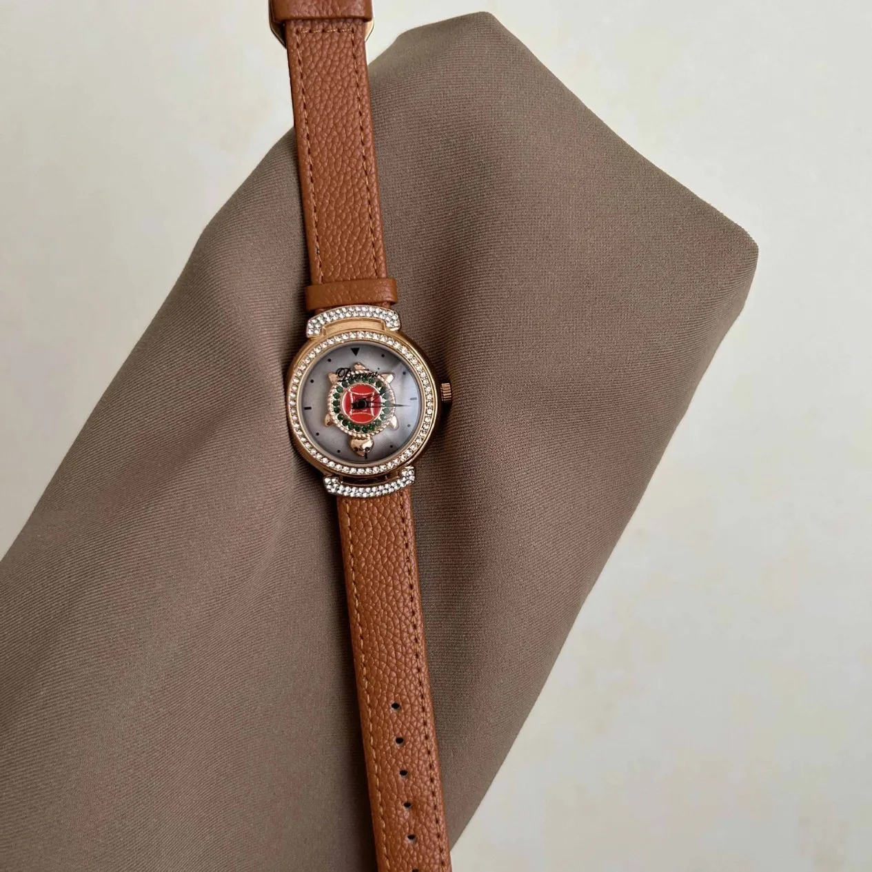 นาฬิกาใหม่ปี 2025, นาฬิกา Lucky Turn สำหรับผู้หญิง, ของขวัญสำหรับผู้หญิง, นาฬิกาผู้หญิงสุดหรู, นาฬิกาหรูคุณภาพสูง