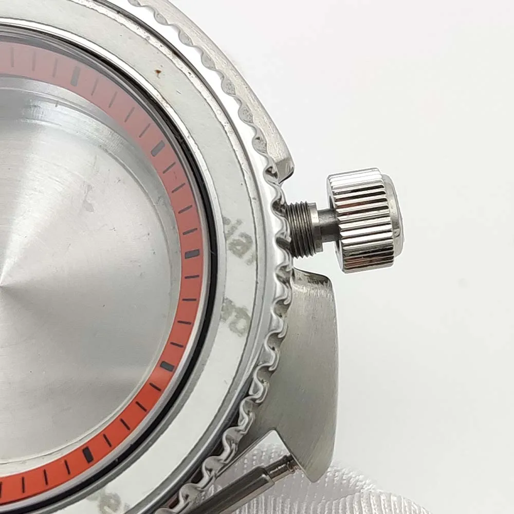 A caixa de 45 mm é adequada para movimentos NH35/NH36, com cristal de safira, coroa laranja e caixa de aço inoxidável 316L