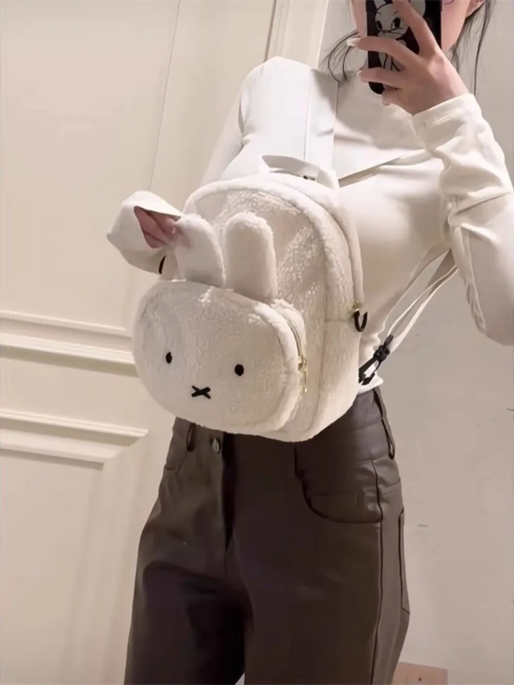 กระเป๋าเป้สะพายหลังลายการ์ตูนกระต่ายมิฟฟี่ ทำจากขนแกะ นุ่มสบาย เหมาะสำหรับฤดูหนาว ใช้งานได้หลากหลาย สไตล์ทันสมัย เหมาะเป็นของขวัญสำหรับคู่รัก