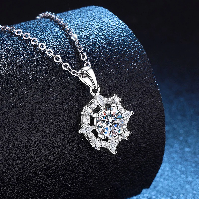 LioraGem 1-Carat Moissanite Dreamcatcher Pendant Necklace, Stylish Four-Pointed Star Moissanite Necklace Platinum PT950 Stamp