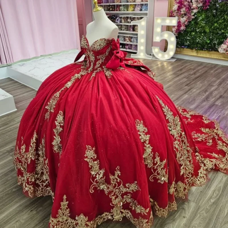 فستان Quinceanera أحمر لامع عاري الكتفين من الدانتيل طبقات ترتر ذهبي ملصق بفيونكة طويلة بذيل فيستدوس دي 15 Quinceanera  تخصيص #4