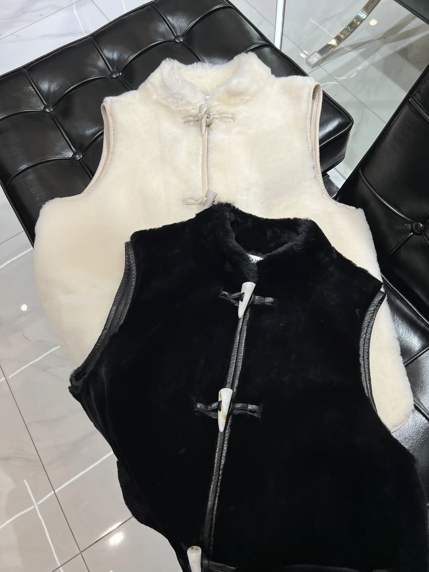 

Autumn And Winter New Women's ClothingLeather and Fur Vest Transparent Horn Button 1017