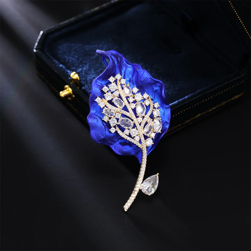 Брошь в виде красного листа, слегка инкрустированный цирконом, элегантная булавка с темпераментом, аксессуары для пальто