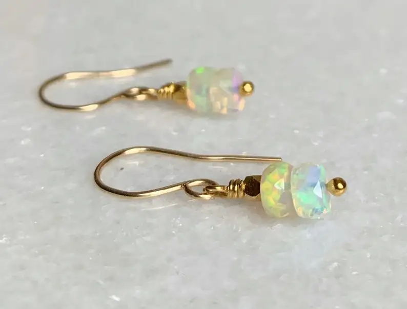 أقراط أوبال لذيذة / تتدلى أوبال ذهبي / جوهرة ميلاد أكتوبر / مجوهرات أوبال / هدية لها