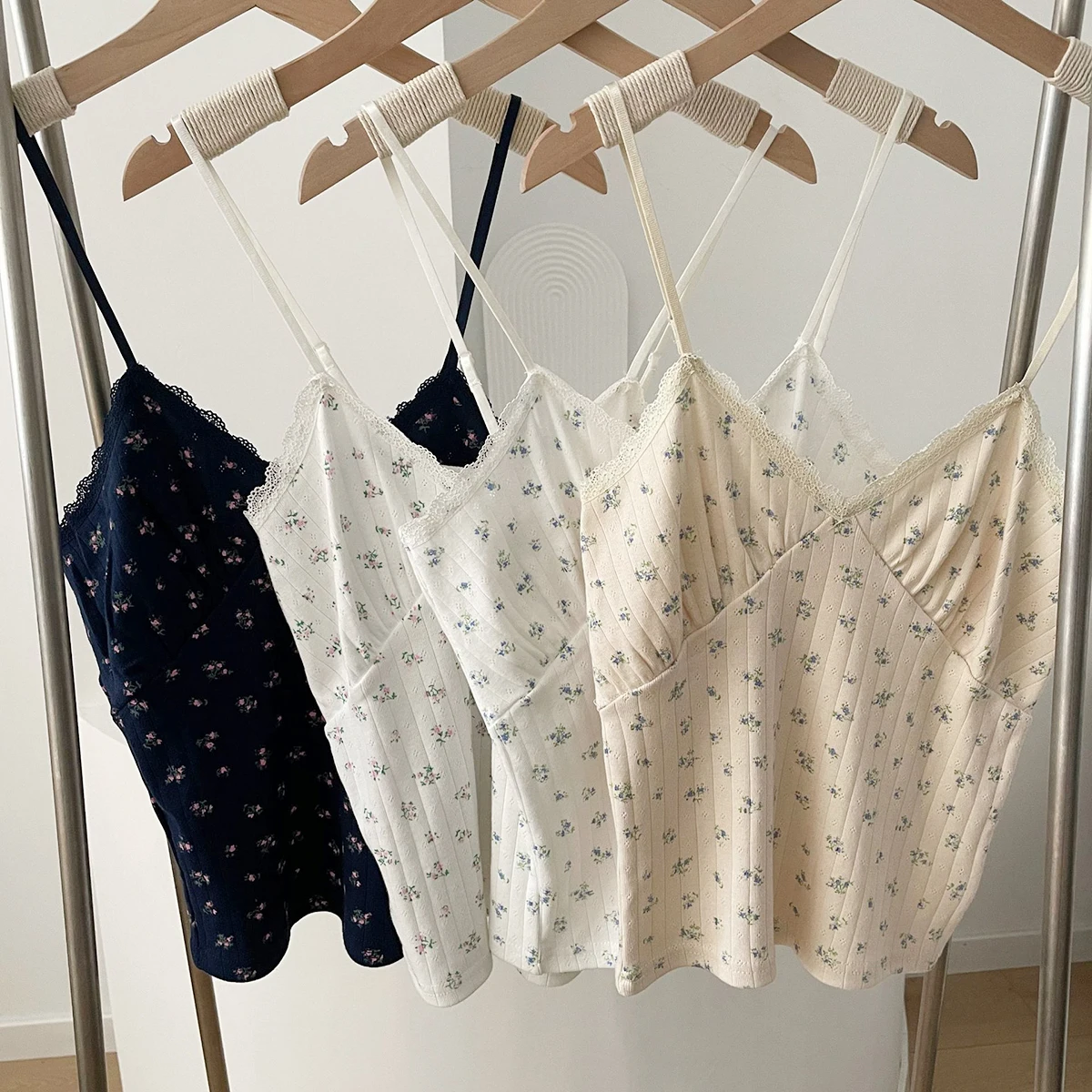 

Тонкие топы на бретелях с кружевной отделкой и цветочным принтом, женская летняя одежда, 2022, хлопковые сексуальные топы на бретельках для девочек, повседневный винтажный укороченный топ Y2k, уличная одежда