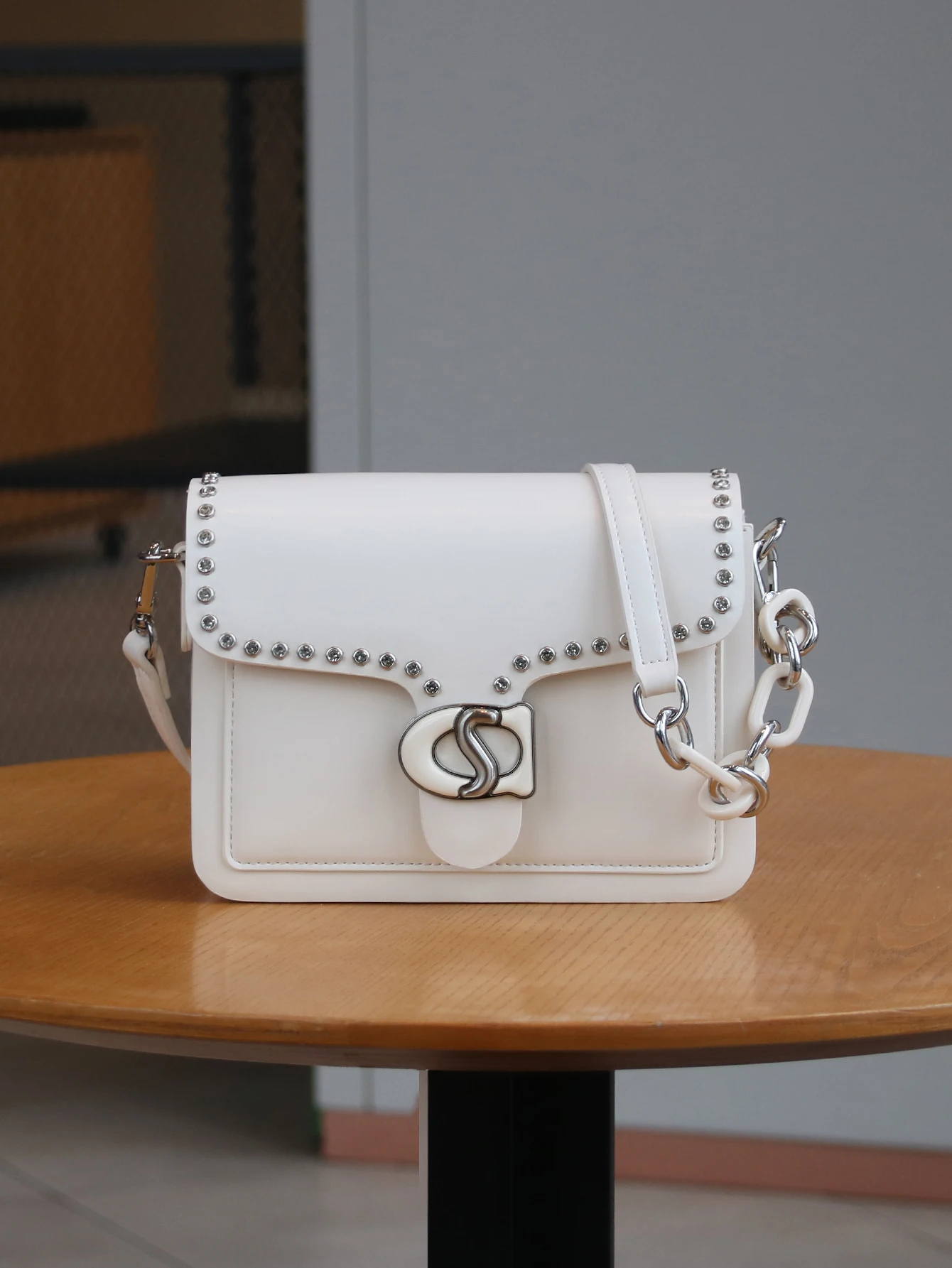 

New trend fashion ladies shoulder bag 2026 niche design personality spice bag advanced texture heavy industry hardware rivet dri