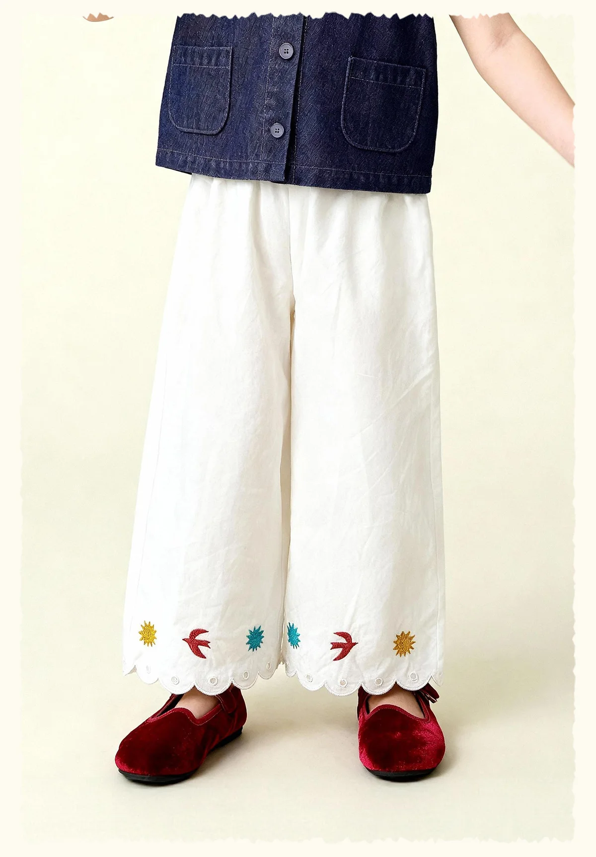 Amila 2026 Sommer Neue Kinder-Freizeithose mit Blumen- und Vogelstickerei, lockerer, lässiger Stil, einfarbig, weites Bein – Detail 14