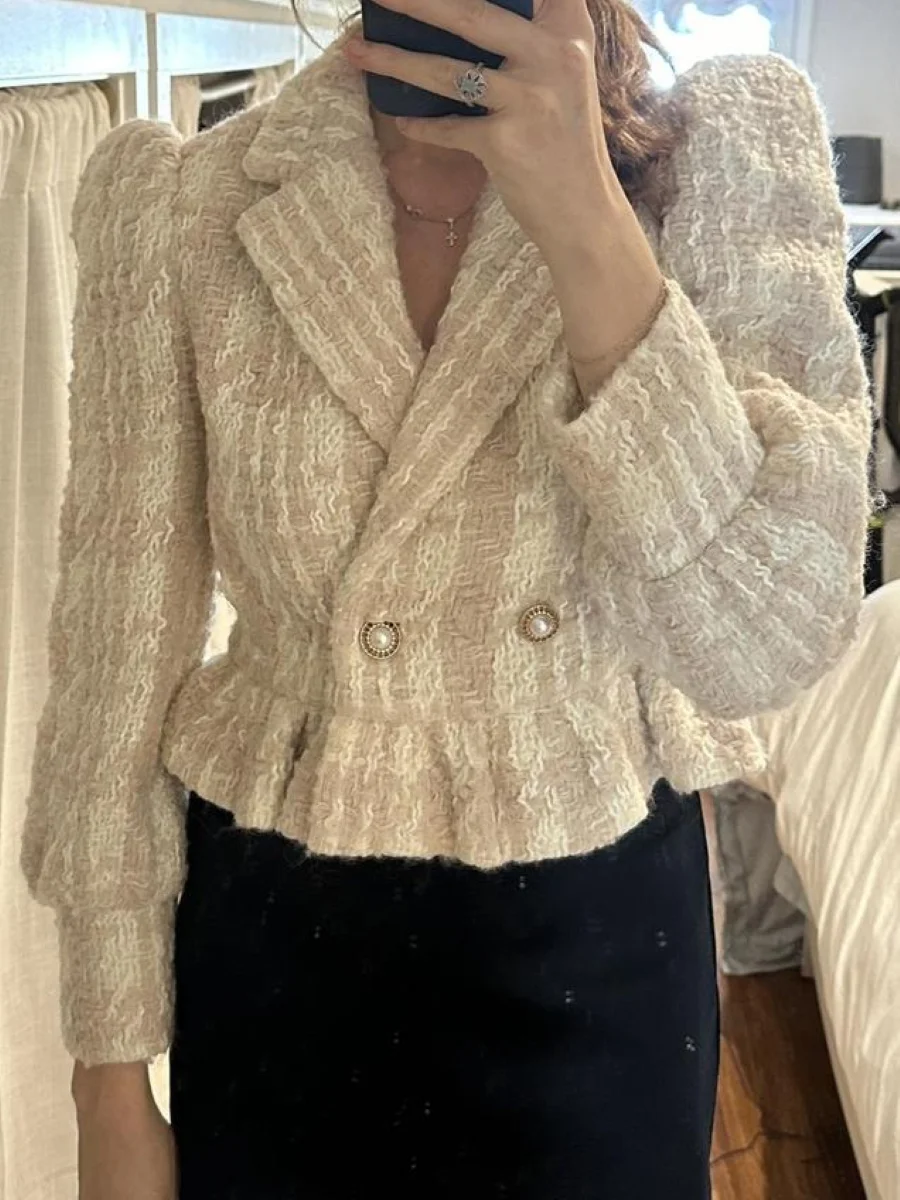 

Женская короткая куртка с жемчужными пуговицами и зубчатым воротником, длинными рукавами и оборками по краям, милое женское шерстяное пальто