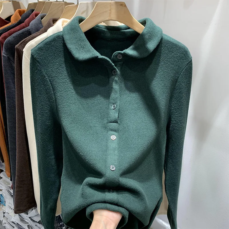 قميص نسائي بياقة مخملية على الوجهين. طبقة أساسية حرارية أنيقة لخريف وشتاء 2025، طبقات علوية أنيقة ودافئة.