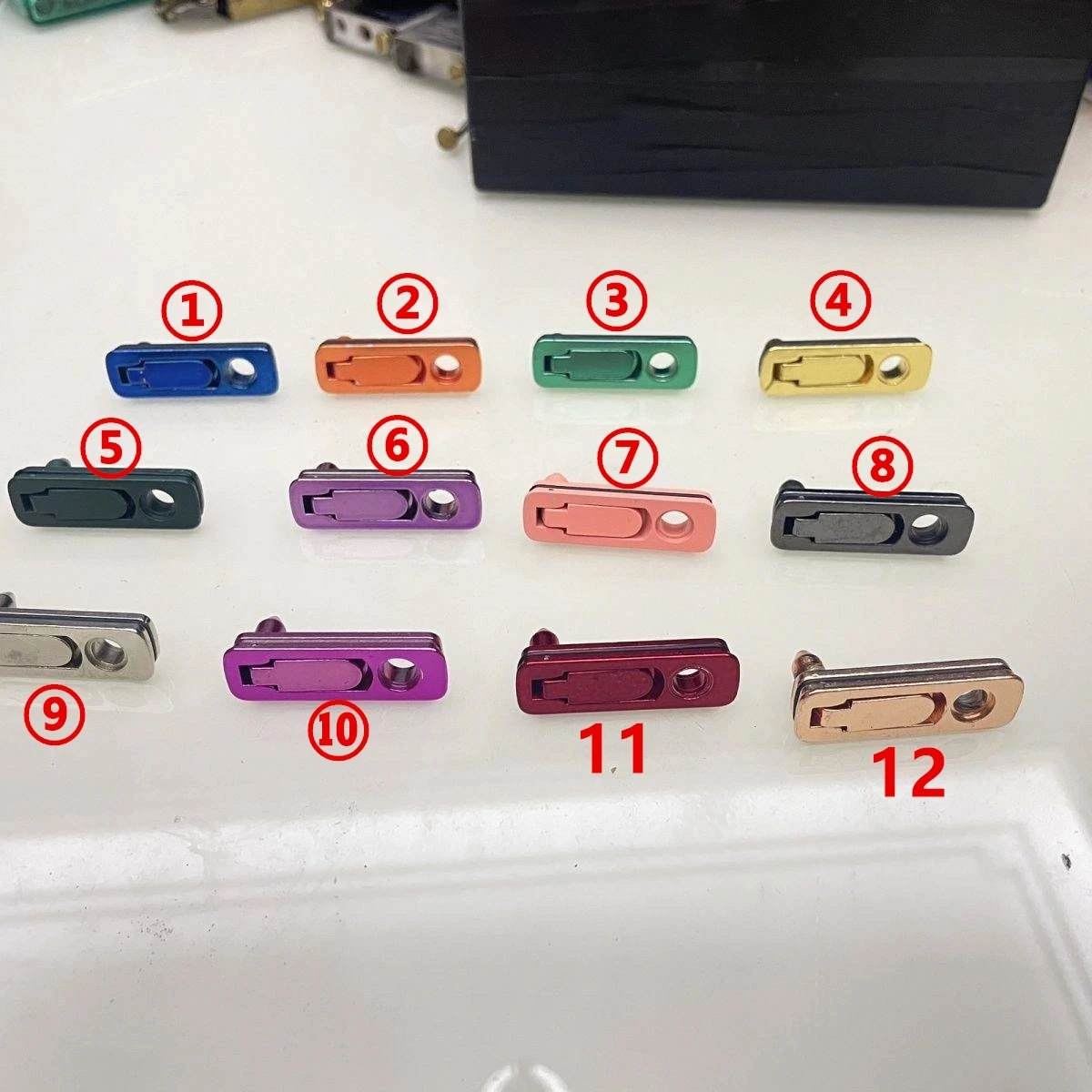 

54pcs slim alloy pad + Red (No.11) 25pcs +Blue (No.1) 15pcs +Gold 10pcs +silver 10pcs