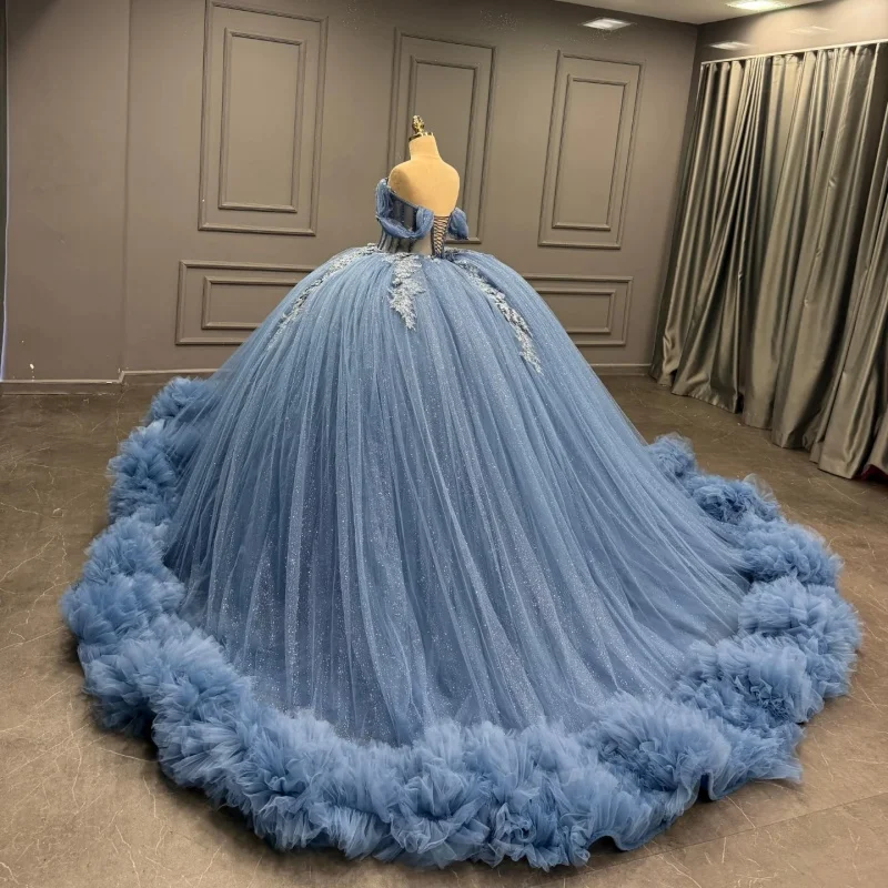 Glänzendes blaues Quinceanera-Kleid mit Kristall-Glitzer, 3D-Blumen-Aufkleber, Spitze, Schichtung, langer Schwanz, Schleife, Vestidos de 15 Quinceanera ﻿ Passen Sie an