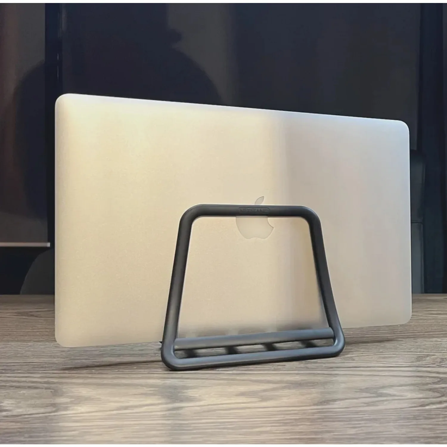 【セール中】ユニバーサル垂直ラップトップスタンド折りたたみタブレットデスクトップスタンドノートブックドック Macbook Air Pro Ipad Lenovo Dell サポートホルダー