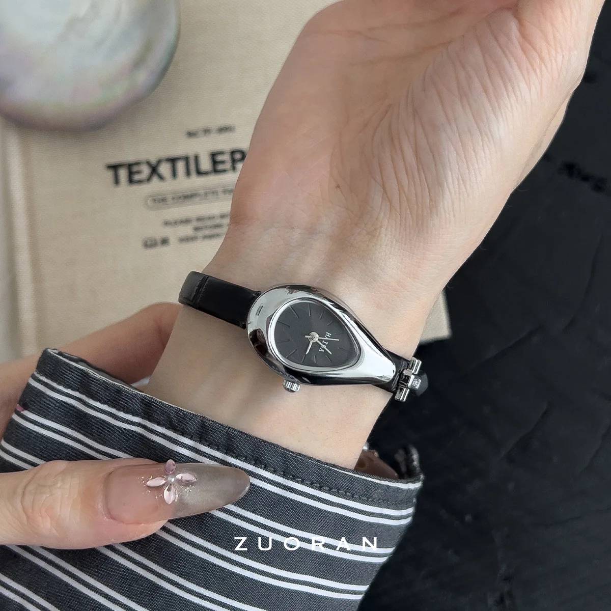 Exquisite women's watch, leather-bound quartz watch, stylish and elegant women's watch, a perfect gift for ladies.