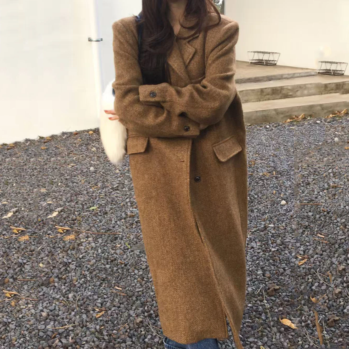 เสื้อโค้ทขนสัตว์สำหรับผู้หญิง ทรงยาว สไตล์ลำลอง ปกเสื้อแบบสูท ติดกระดุมเม็ดเดียว ดีไซน์เข้าชุด ให้ความรู้สึกหรูหราแบบย้อนยุค ความยาวแบบยาวพิเศษ ทำจากผ้าทวีด