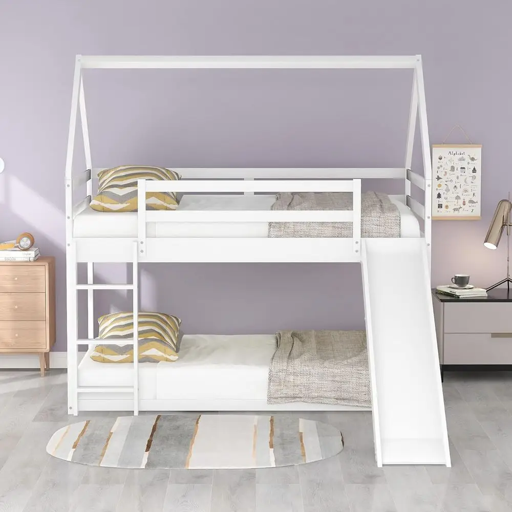 

Двухъярусная кровать Harper & Bright Designs Wood House с горкой или для детей, двухъярусная кровать Twin Size с лестницей и полноразмерными защитными перилами.