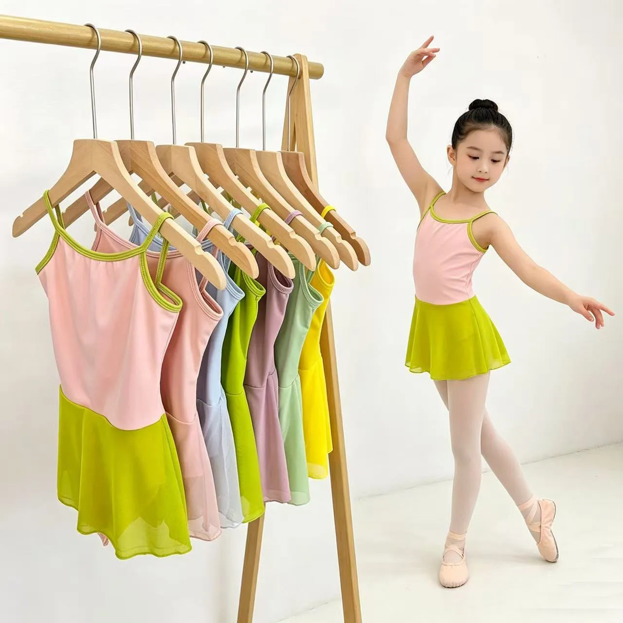 子供用スプライシングバレエレオタードドレスソフトストレッチキャミソールダンス衣装メッシュスカート付きスタジオ練習ステージパフォーマンス用