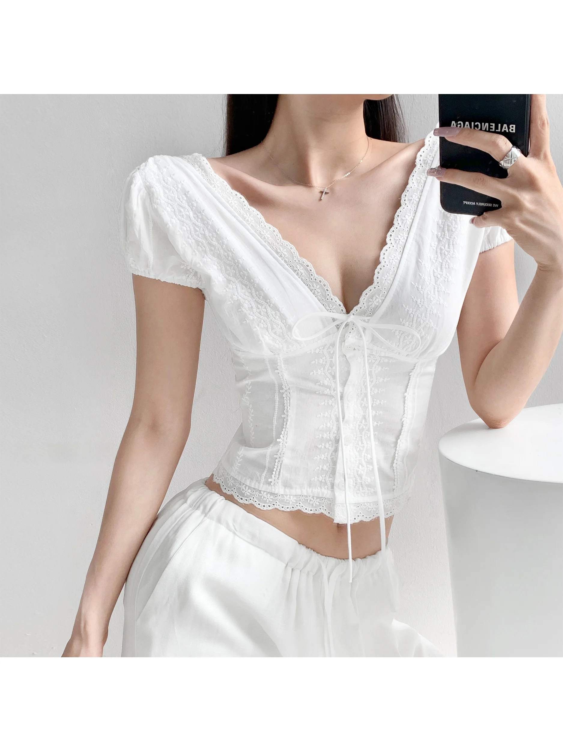 

Летняя женская футболка с кружевной отделкой и поясом, с глубоким V-образным вырезом, укороченная, облегающая, для повседневной носки