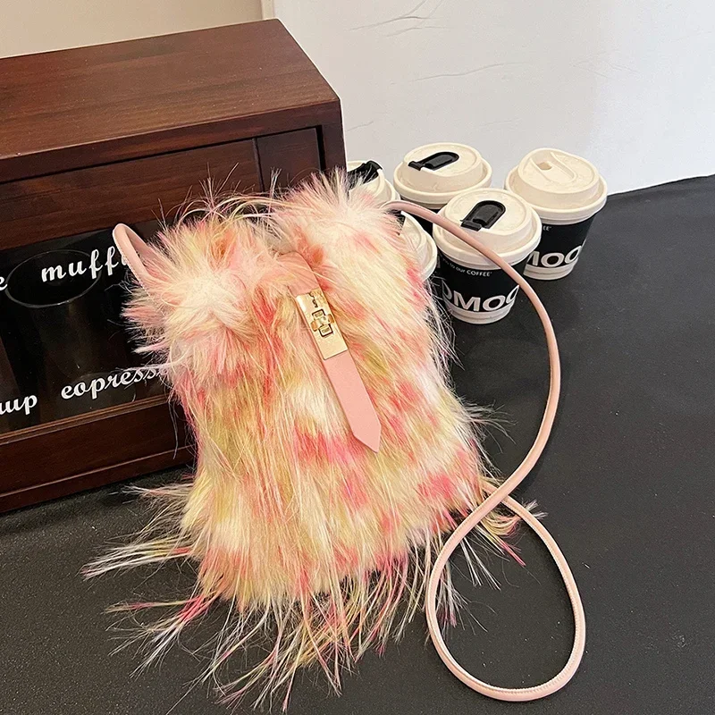 Premium Small Bag for Women 2024 Autumn/Winter New Color Hairy Mobile Phone Bag Qing Xin Cross Shoulder Bag De Enige Schoudertas