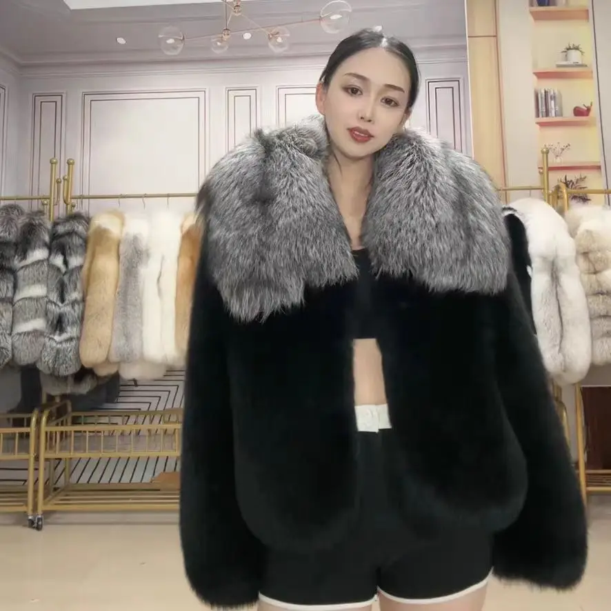 A genuine fox fur coat made entirely of fox fur for women\'s fur coats and fur clothing