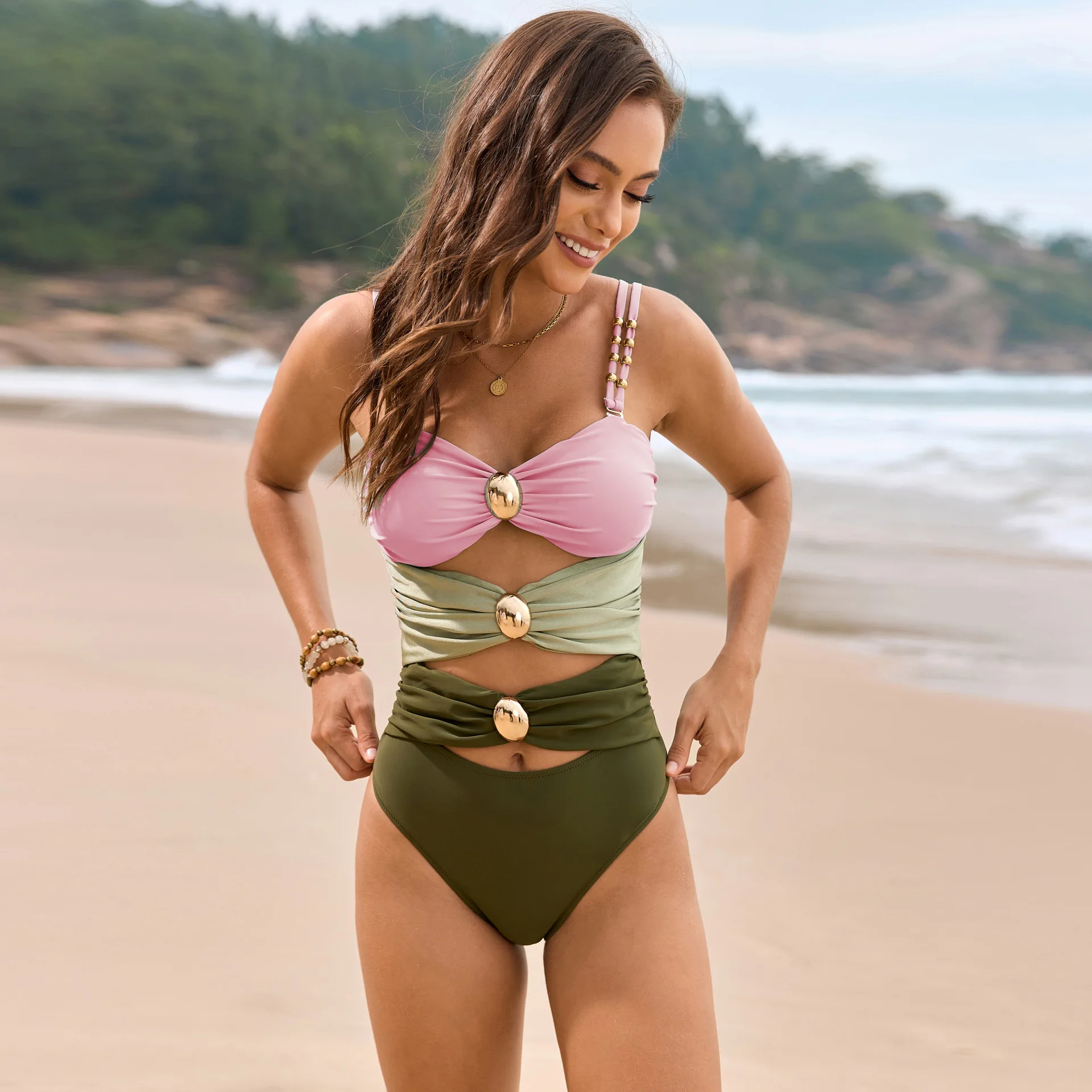2025 nuevo Bikini de una pieza con hebilla de Metal para mujer, traje de baño Sexy de retazos, traje de baño hueco sin espalda, traje de baño ajustado para playa de verano
