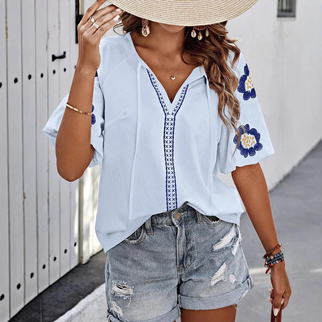 女性の夏の花刺繍ブラウスエレガントな半袖 V ネックルーズアップ休暇プルオーバーシャ​​ツブラウスファムトップス