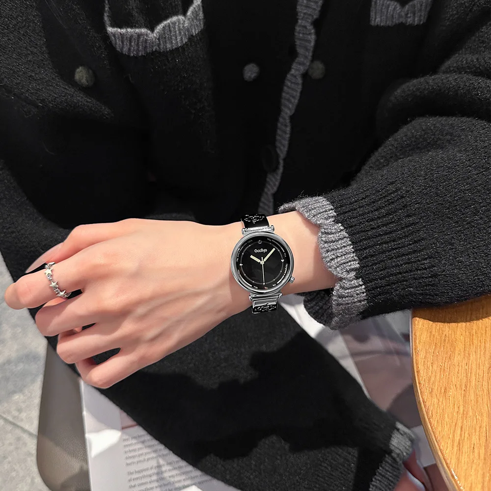 Luxury Women'S Stainless Steel Watch, High-End Design, Engraved Heart And Puppy Design, Suitable For Women, A Perfect Gift.