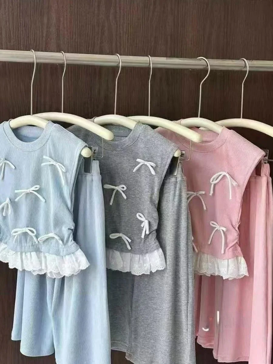 

Модный летний комплект 2025: белый топ с рюшами и узлом, а также шорты для девочек – трендовый наряд