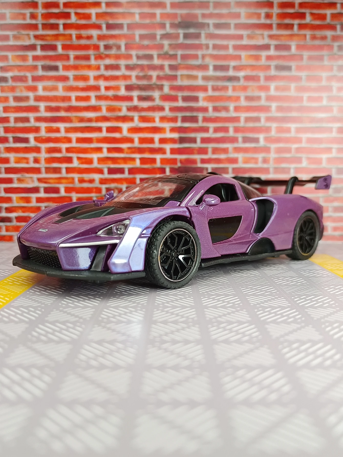 1:32 McLaren SNNA modello di auto in lega porta giocattolo per bambini e cofano bagagliaio può essere aperto auto giocattolo per bambini con suono e illuminazione