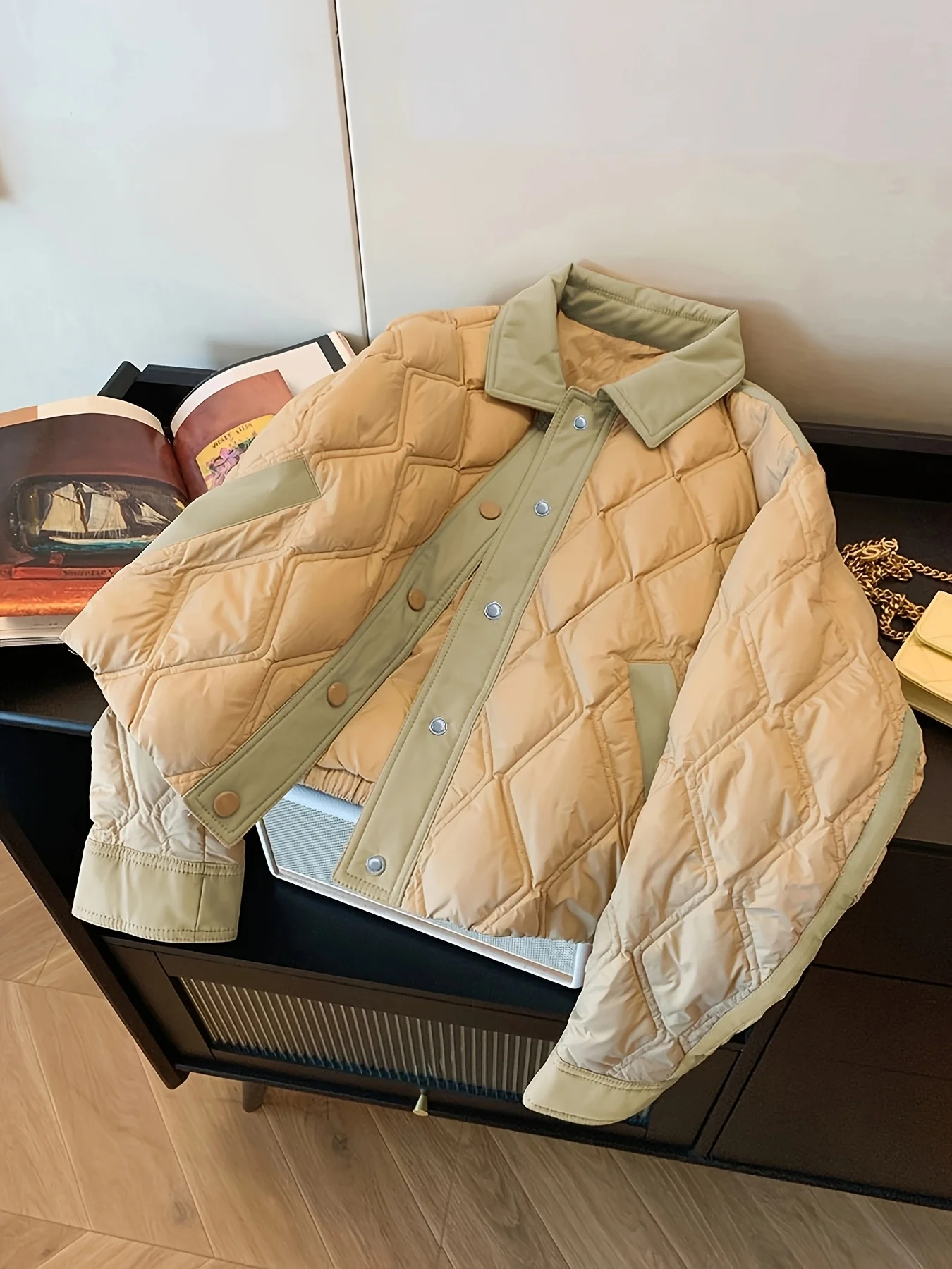 

Женская укороченная стеганая куртка-пуховик, легкое утепленное пальто с контрастной зеленой отделкой, верхняя одежда на пуговицах и кнопках