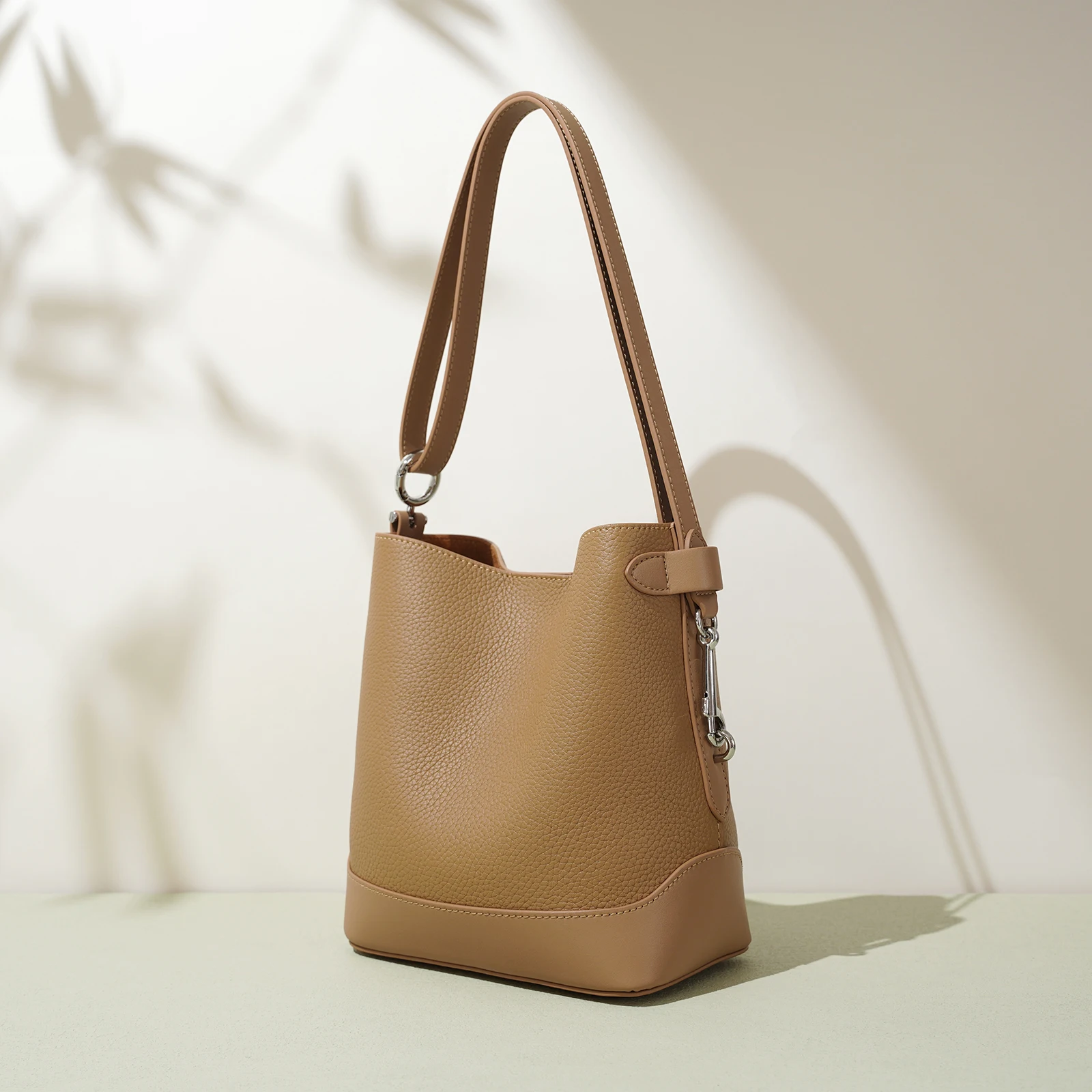 

Genuine Leather Commuter Shoulder Bag Simple Ladies Soft Cowhide Tote Shoulder Handbag Large Capacity Women Bucket Bag 2025 New