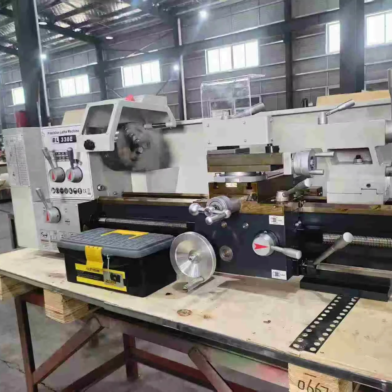 

Factory Hot Sale BL330E-600mm Horizontal Manual Metal Lathe with High Cost Performance and High Quality