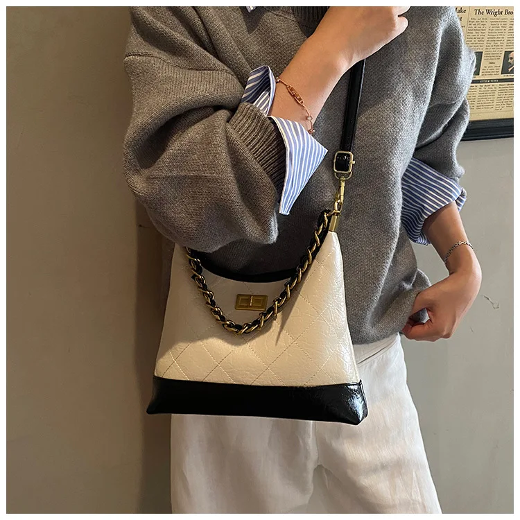 حقيبة تحت الإبط بسلسلة ألماس جديدة على طراز شانيل لعام 2025 - محفظة صغيرة عبر الجسم، تصميم كوري بسيط، خفيفة الوزن وفاخرة