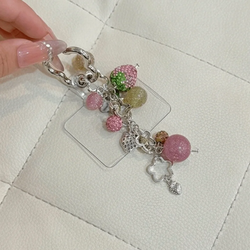 Süßer Legierungs-Erdbeer-Schlüsselanhänger Funkelnder Perlen-Handyanhänger Rosa Blumen-Hardware-Taschenanhänger für Damen – Detail 7