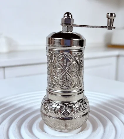 Retro-style coffee grinder, spice grinder, copper alloy handcrafted coffee bean grinder, portable hand-operated grinder