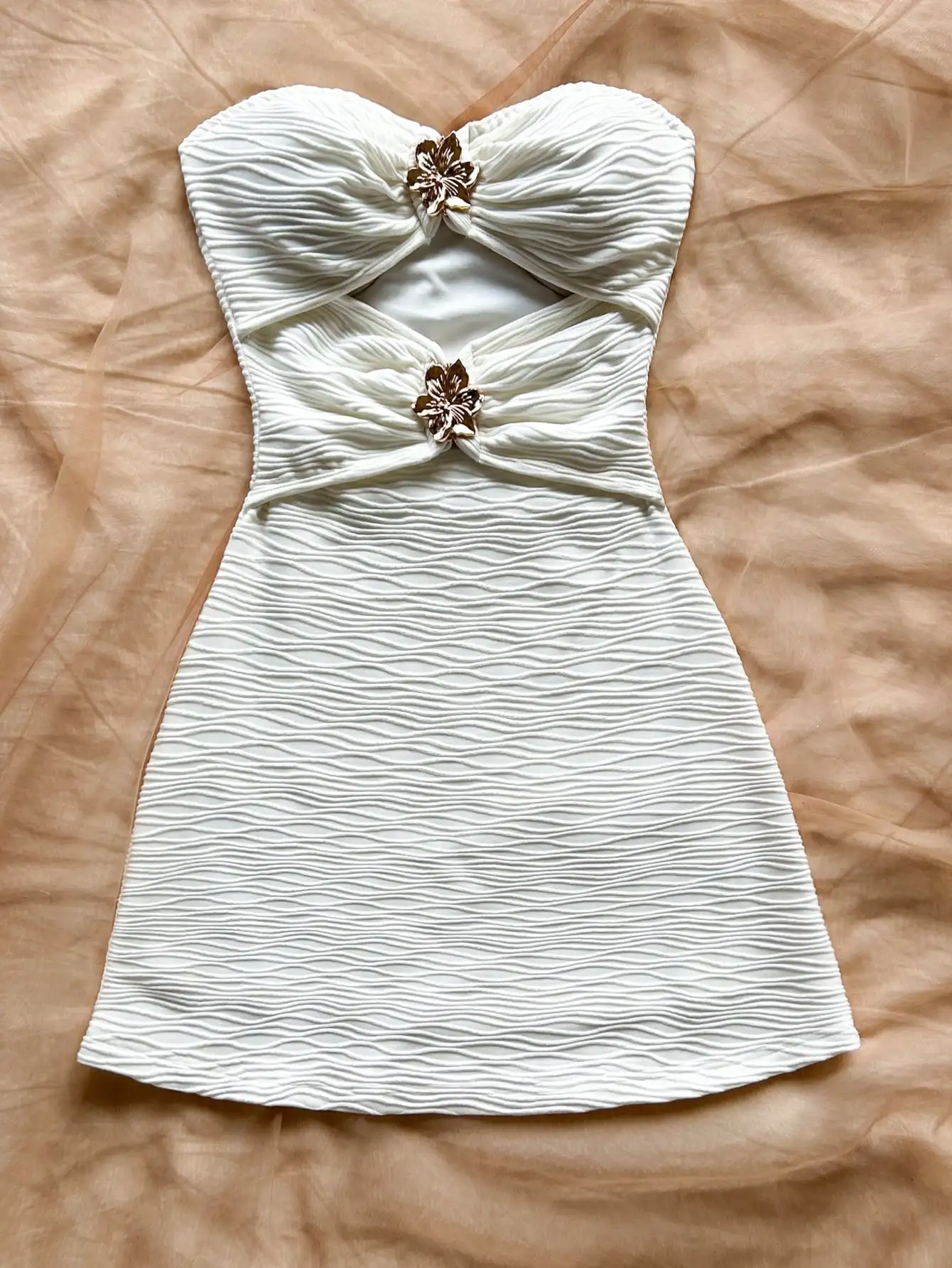 Mini robe blanche froncée sans bretelles avec boutons métalliques floraux, style Boho pour les vacances et le festival