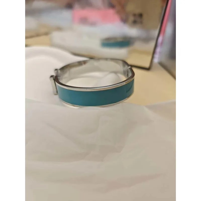 سوار H فاخر من المينا والتيتانيوم الصلب مع مشبك حروف أنيق