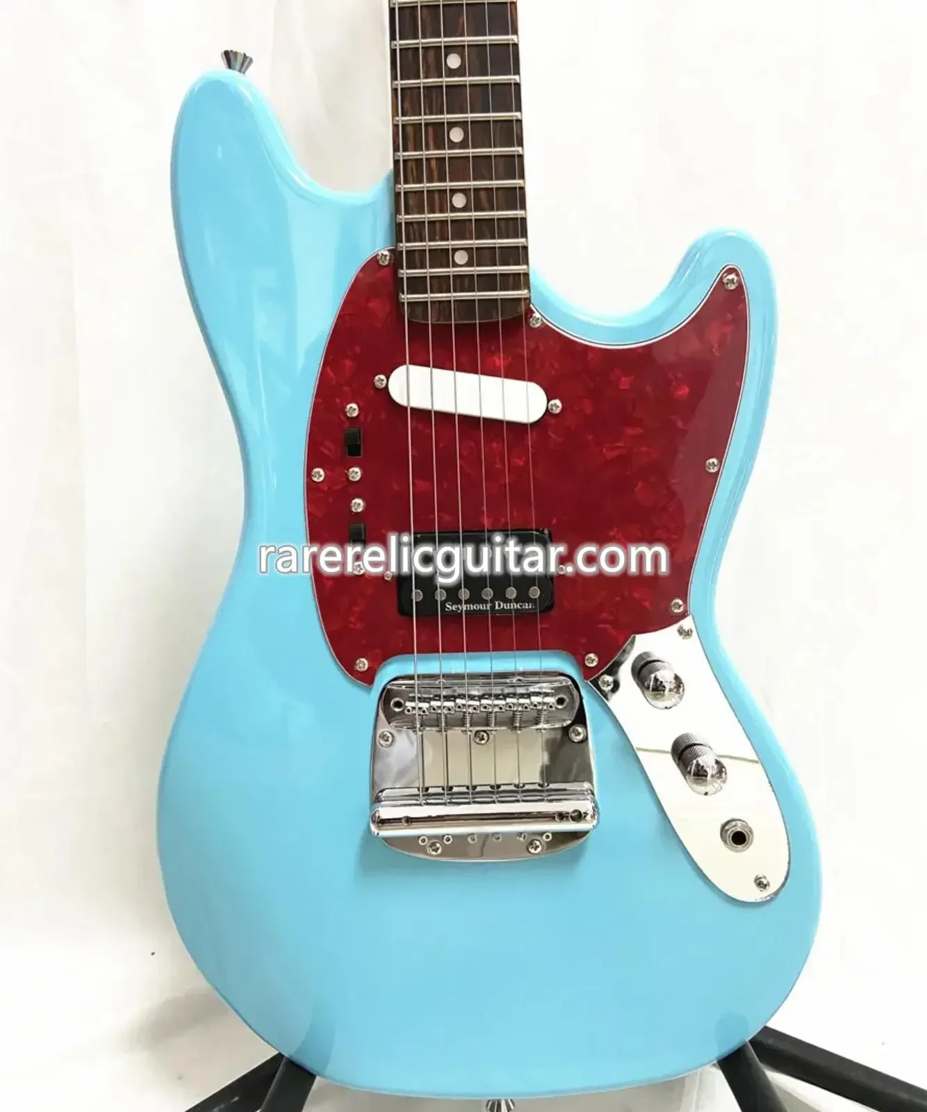 

In Stock Cobain Mustan Sonic Blue Electric Guitar Mahogany Body Tremolo Bridge single-coil Pickup Red Pearl Pickguard