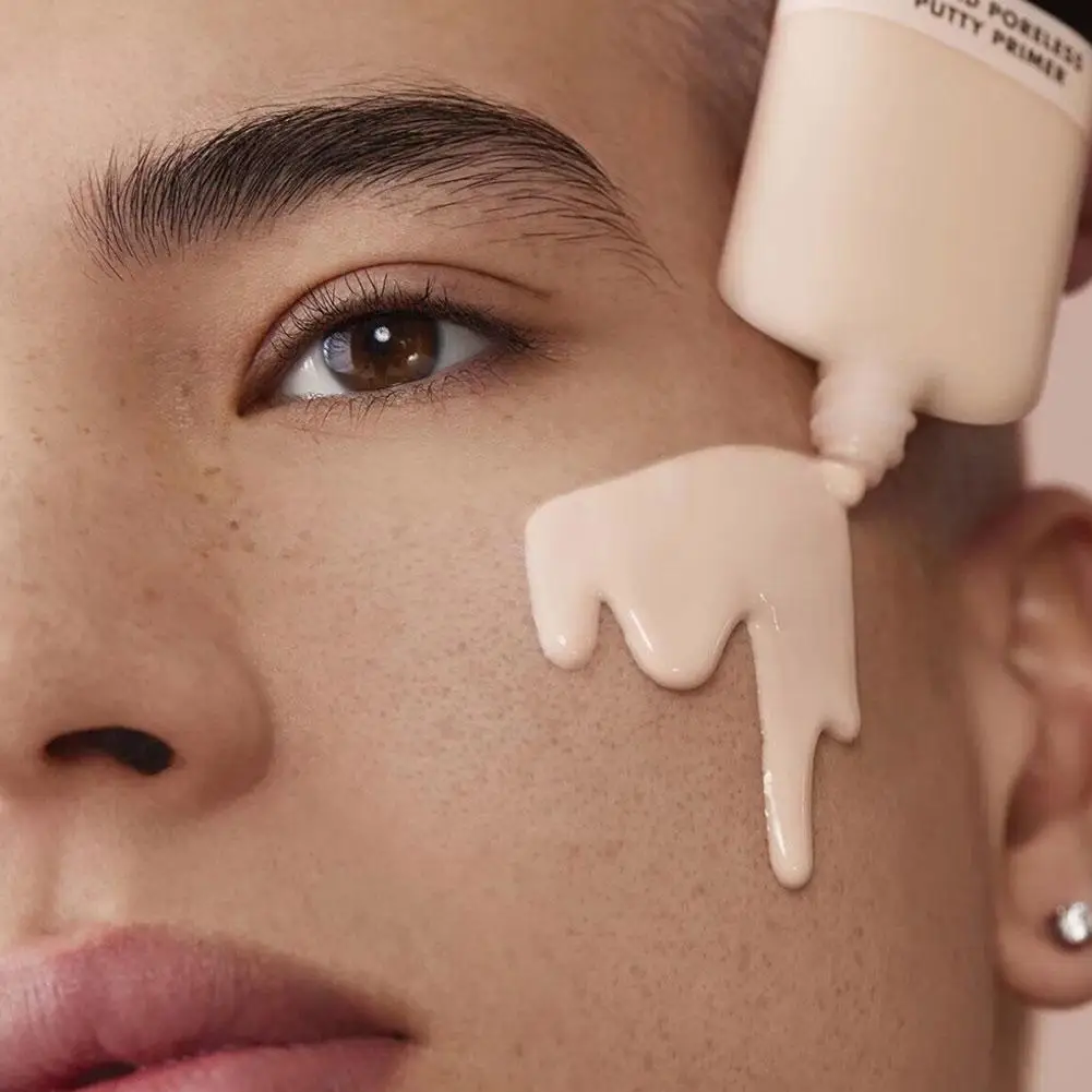 برايمر سائل من إي.إل.إف بحجم 28 مل لتصغير المسام، يرطب وينعم البشرة، يعزل من التلوث الخارجي، ويخلق قاعدة مكياج مشرقة ومرطبة.