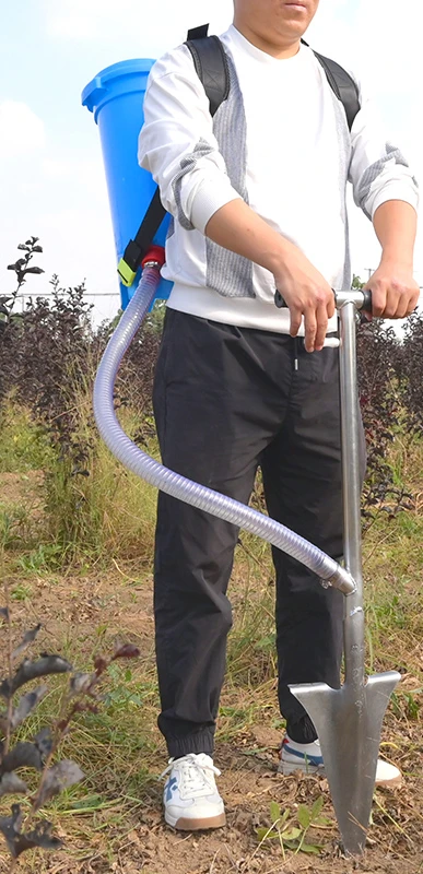 A new agricultural multifunctional fertilizer shovel is fully automatic under the orchard.