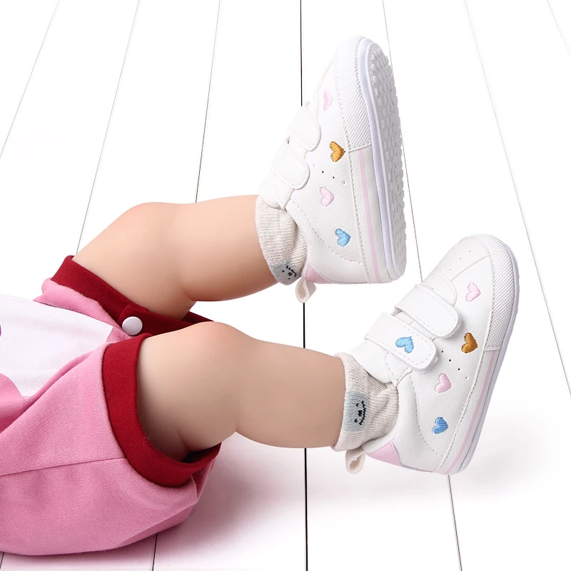 Zapatillas de deporte de cuero PU para bebé, zapatos planos antideslizantes con estrella de corazón, primeros pasos para niñas y niños