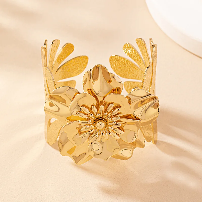 Vintage Gold-plated Metal Flower Cuff Bangles for Women Fashion Leaf Width Hand Jewelry Girls Luxury Opening Bracelet Bangles