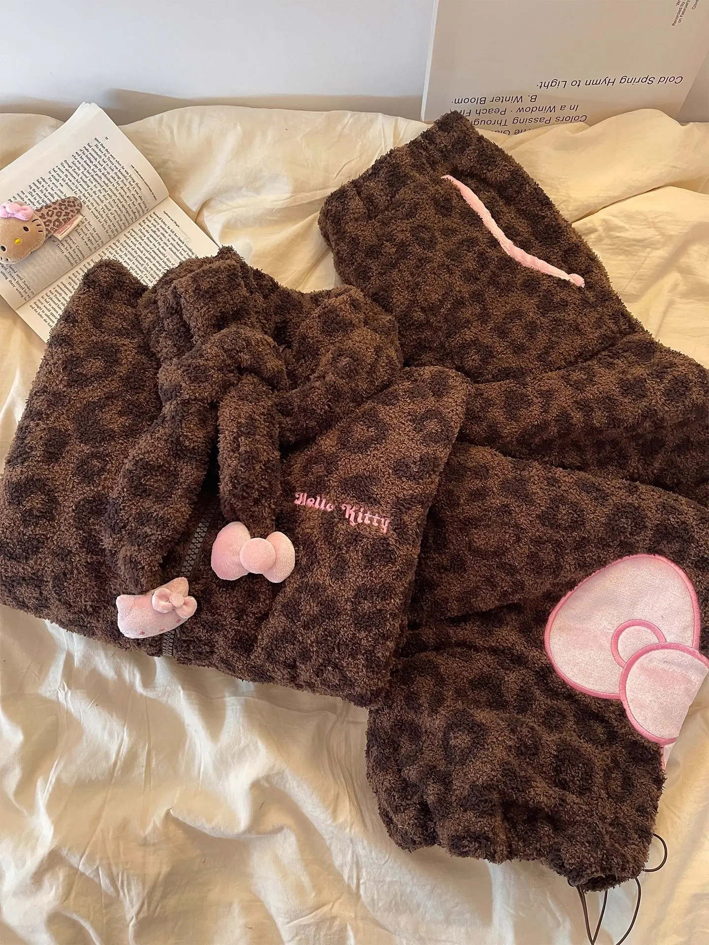 Setelan Piyama Hello Kitty Motif Leopard Bahan Coral Fleece dengan Ritsleting, Dua Potong, Pakaian Santai Musim Dingin yang Lembut, Pakaian Rumah yang Nyaman, Pakaian Tidur yang Hangat