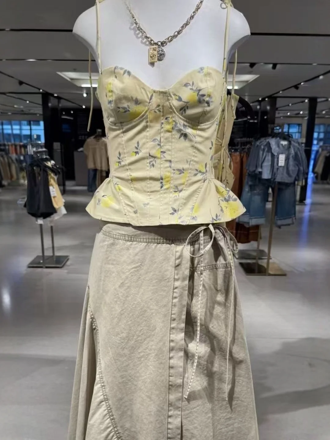 花柄プリントシフォン生地トップス、リボン飾り付きスカートヘムライン、レディーススリムフィット、または丈の長いアウターウェア、2025年夏