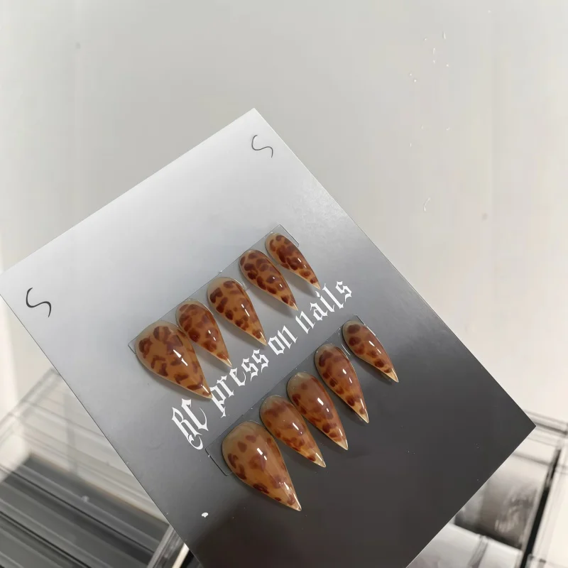 10PCS Retro amber-colored dagger fake nails, transparent jelly brown leopard print peel-and-stick nail set.