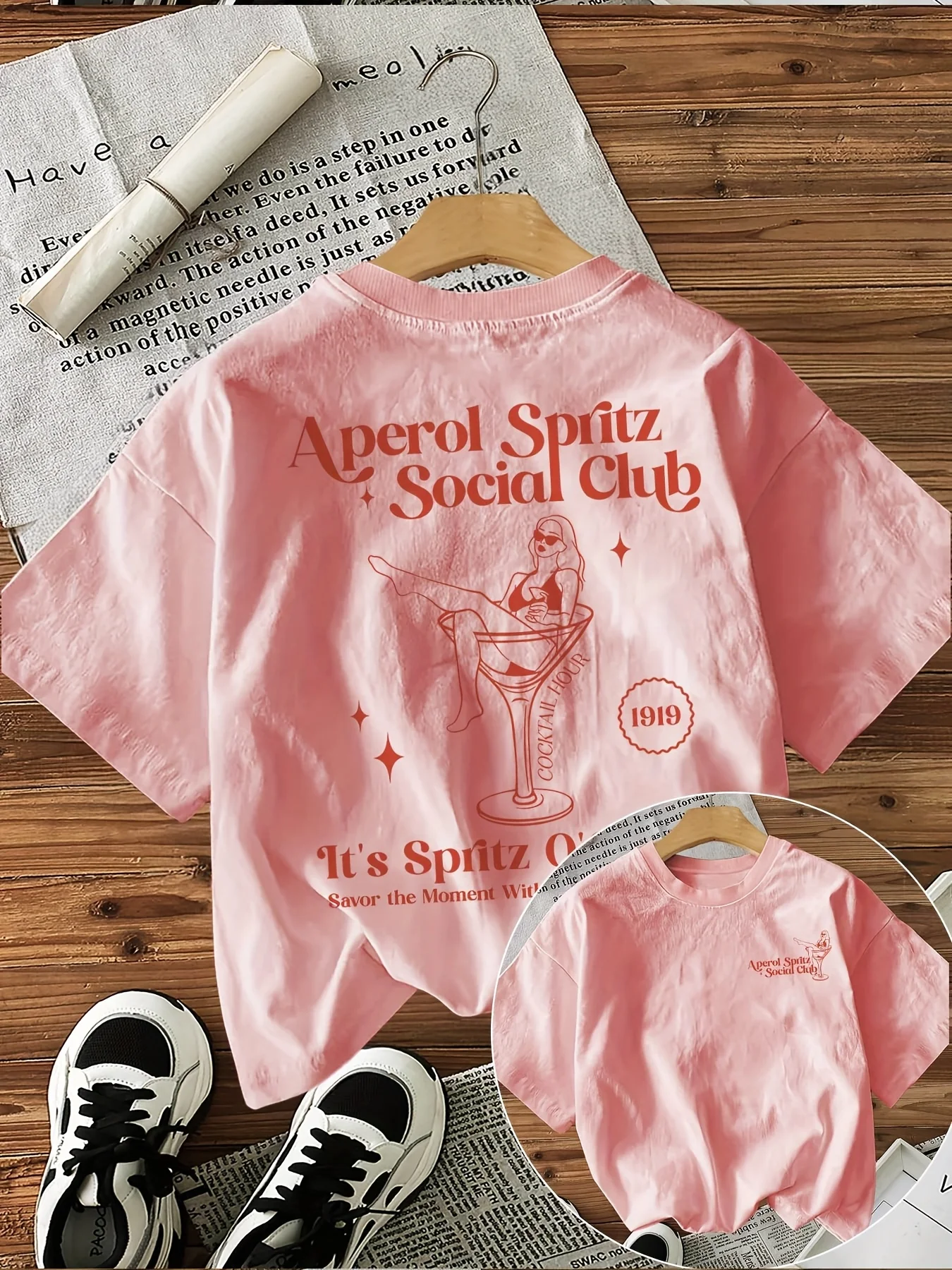 تي شيرت نسائي برسومات جرافيك كاجوال برقبة دائرية مع طباعة حروف وأكمام قصيرة بتصميم Aperol Spritz Social Club