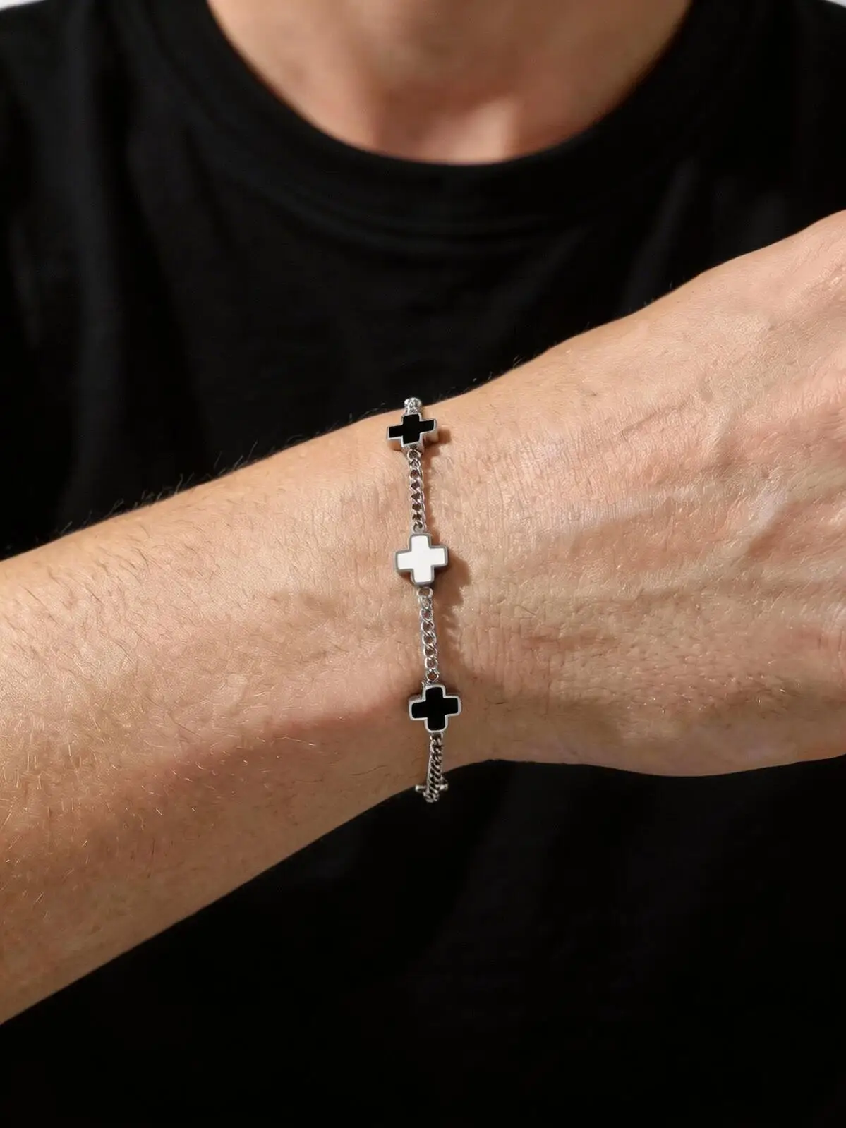 Herren Schwarz-Weiß Kreuz-Armband, Edelstahl Kontrastfarben Geometrisches Charm-Armband, Hip-Hop Mode Männerschmuck Geschenk – Detail 4