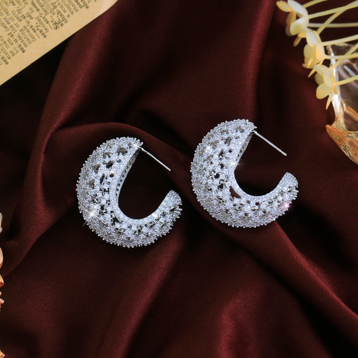 CWWZircons Neue Mode Zirkonia Große Auffällige Halbkreisförmige Creolen für Frauen Einzigartiger Hochzeitsschmuck Großhandel E1218 – Detail 8