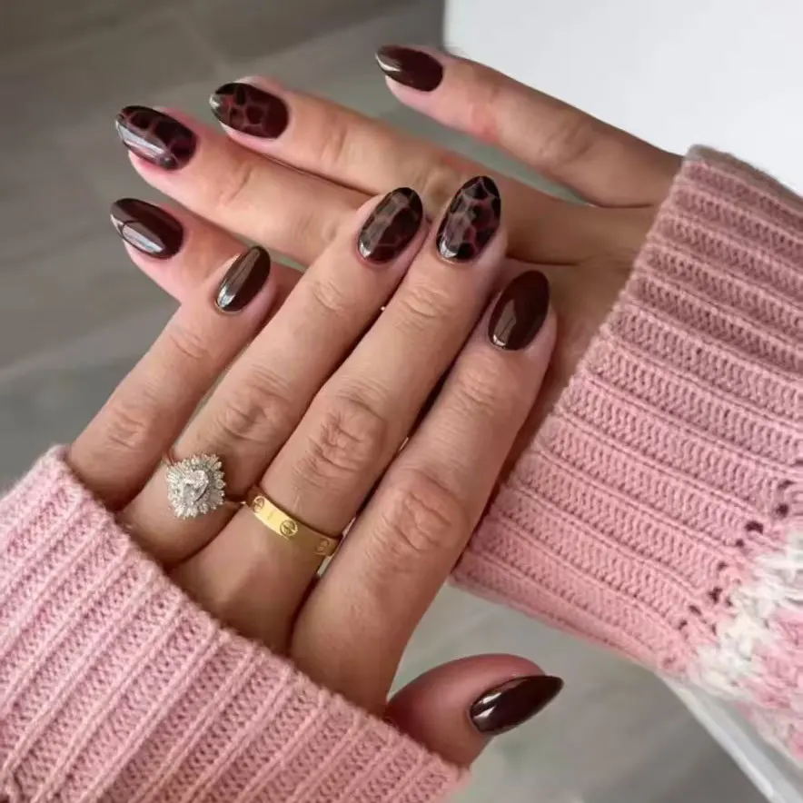 24 pezzi marrone francese a pois design unghie finte breve testa rotonda unghie finte premere su punte per unghie artificiali staccabili a copertura totale